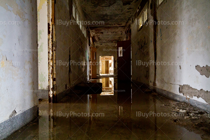 Couloir abandonné avec de l'eau sur le sol