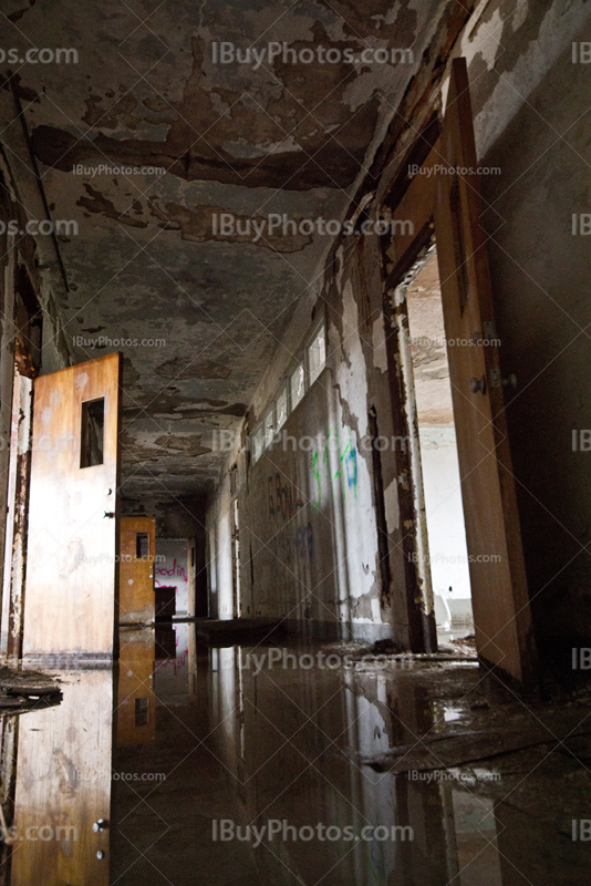 Couloir d'école abandonnée avec les portes ouvertes