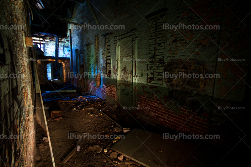 Couloir sombre dans bâtiment abandonné