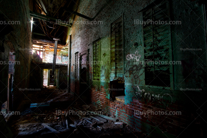 Couloir dans usine abandonnée avec murs qui s'écroulent