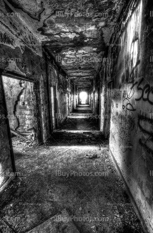 Photo HDR en noir et blanc d'un couloir de bâtiment abandonné