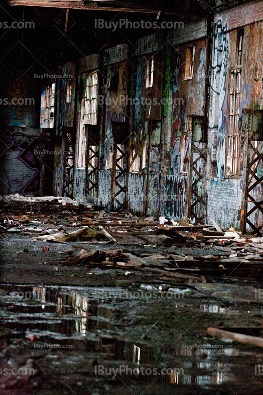 Flaques d'eau dans bâtiment abandonné avec graffiti sur les murs