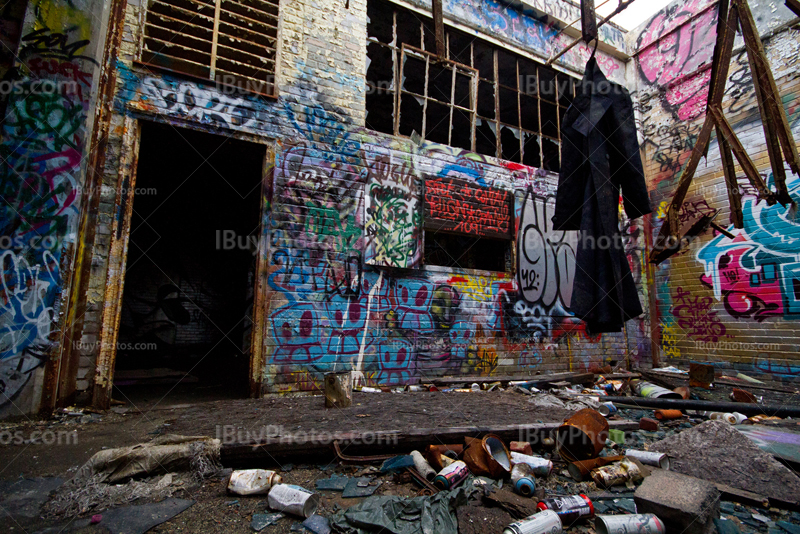 Vêtement sale dans usine abandonnée, mur de graffiti