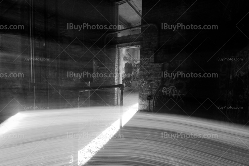 Lumière depuis porte dans maison abandonnée, photo noir et blanc