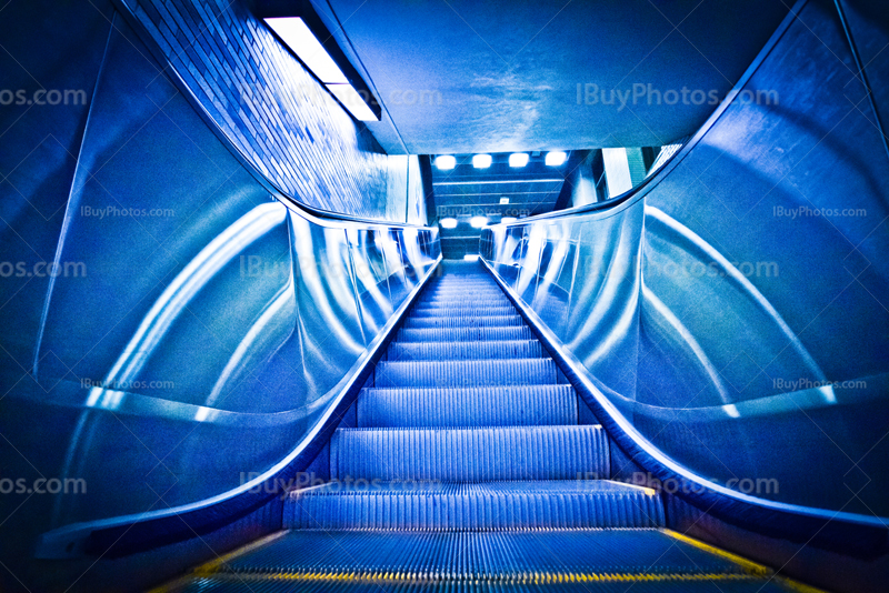 Photo art HDR d'escalator dans métro avec néon
