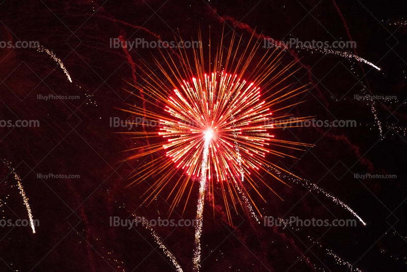 Feu d'artifice rouge avec explosion et trainée de poudre