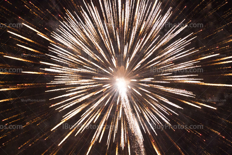 Explosion de feu d'artifice avec étincelles