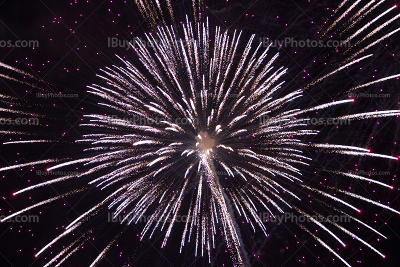 Feu d'artifice avec trainée de fusée