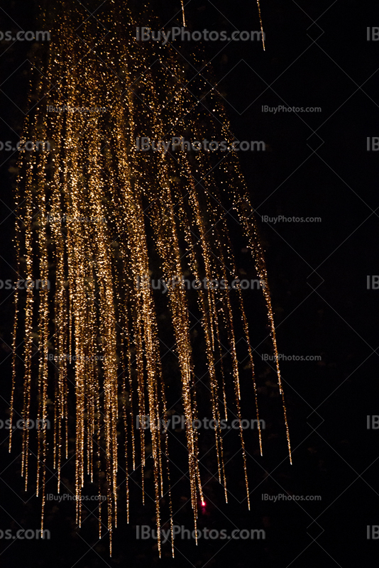 étincelles qui tombent après feu d'artifice