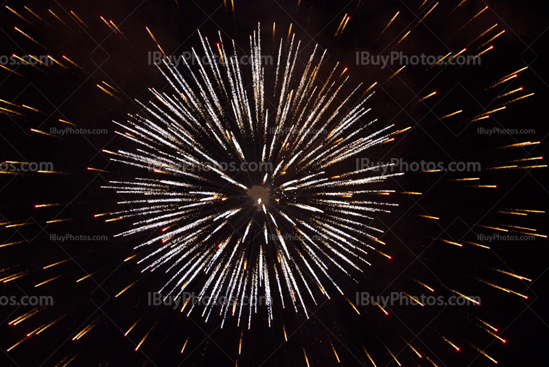 Explosion de feu d'artifice avec étincelles