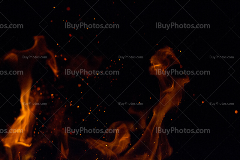 Flammes d'un feu de camp avec des braises qui crépitent
