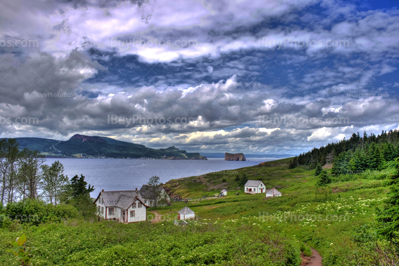 Ville de Percé en Gaspesie depuis l'île de Bonaventure au Québec sur photo HDR