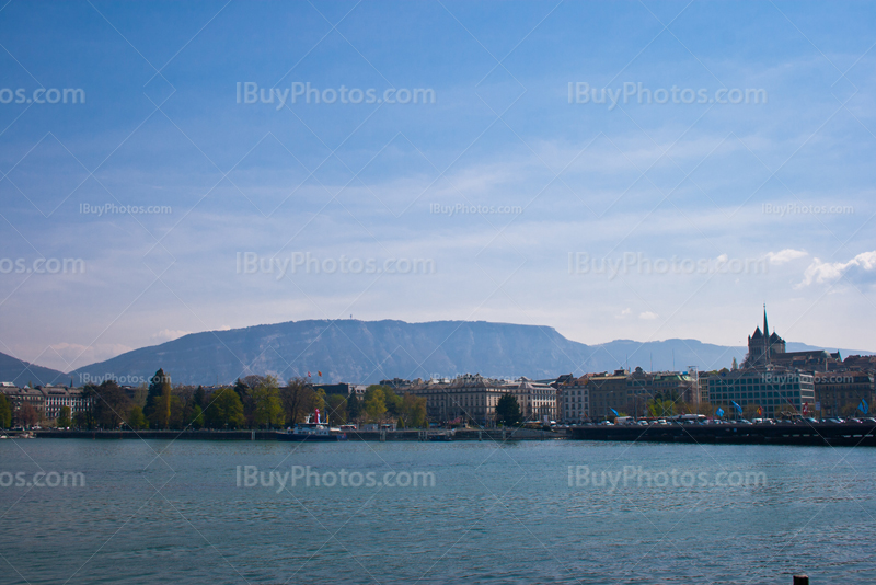 Port de Genève et lac Léman avec montagnes suisses