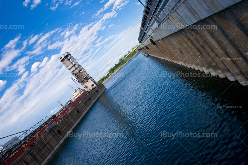 Tour et quais dans vieux port de Montréal