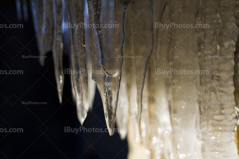 Lumière du soleil stalactites de glace