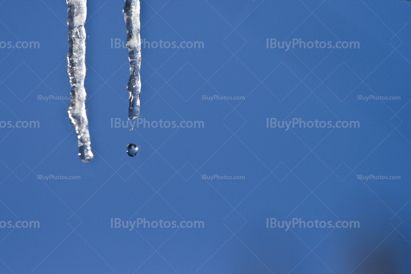 Goutte d'eau tombe d'une stalactite