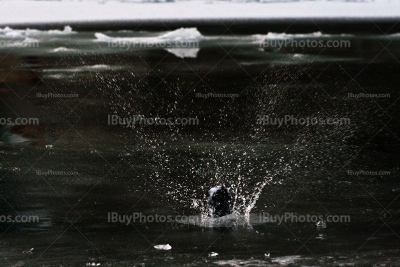 Impact d'un caillou sur glace et eau