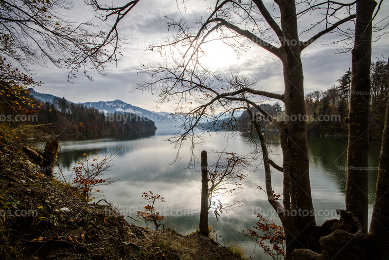 Lac de Gruyère avec réflexion des nuages