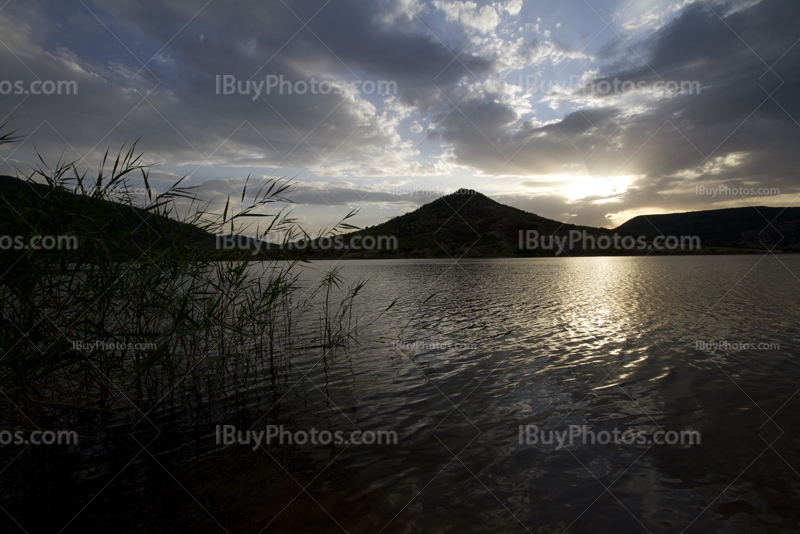 Coucher de soleil sur lac du Salagou avec reflets dans eau