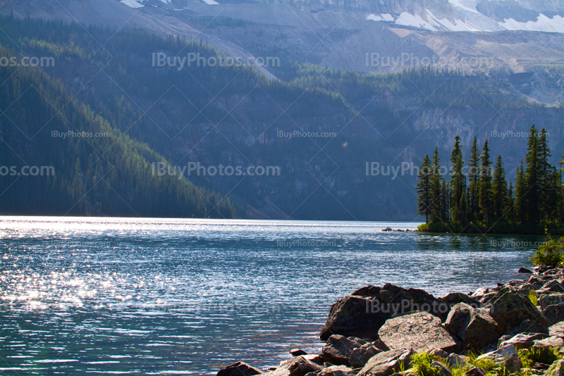 Reflets de soleil sur lac Boom en Alberta, parc de Banff