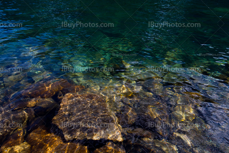 Eau transparente du lac Boom, Alberta, avec rochers