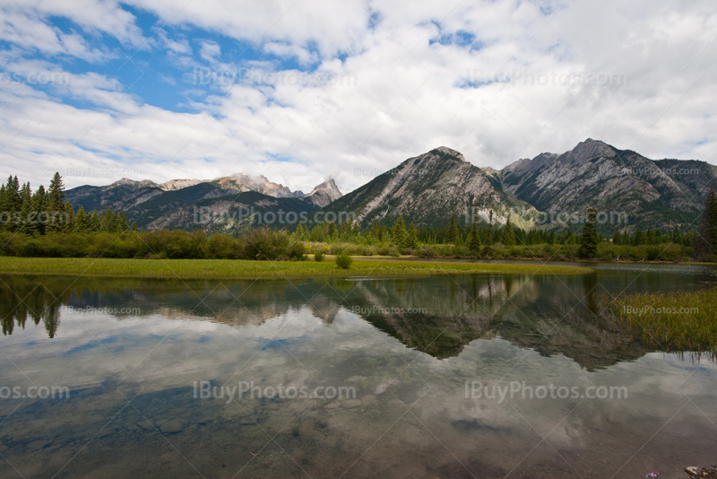 Reflet des montagnes dans eau du lac au Canada, Montagnes Rocheuses