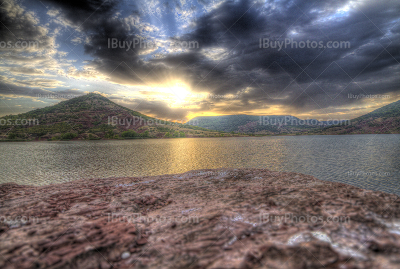 Lac du Salagou dans Sud de la France, coucher de soleil et ciel nuageux en HDR