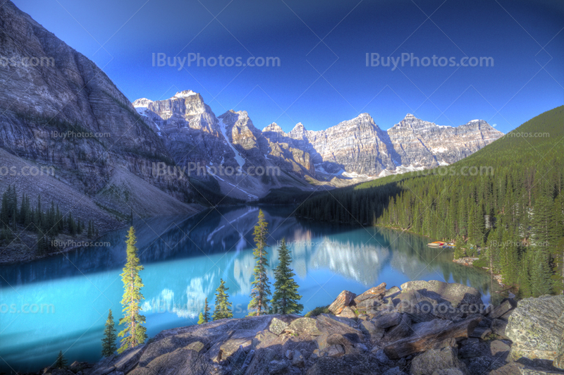 Lac Moraine en Alberta dans les Montagnes Rocheuses au Canada, photo HDR