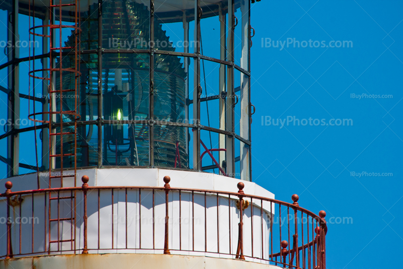 Haut d'un phare avec lanterne et structure en métal rouge