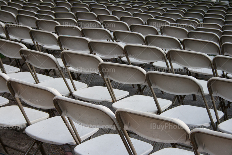 Rangées de chaises lors d'un meeting en extérieur