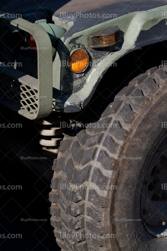 Véhicule jeep militaire avec pare-chocs et roue