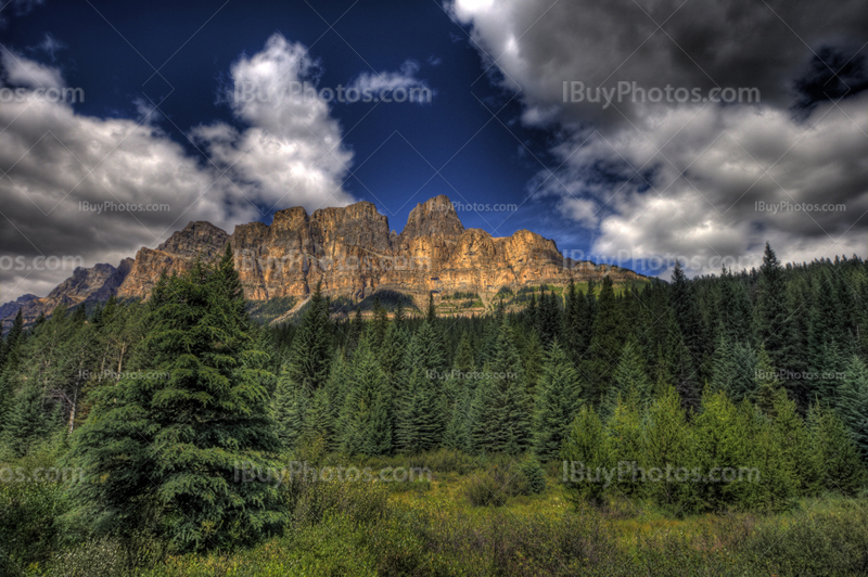 Montagne Castle en Alberta, dans les Montagnes Rocheuses Canadiennes en HDR