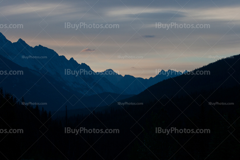 Silouhettes de montagnes au coucher de soleil dans les Rocheuses canadiennes