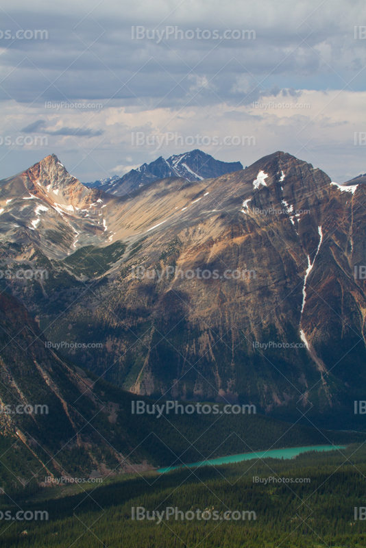 Montagnes et eaux turquoises au Canada, lac Cavell et Chak peak, parc Jasper