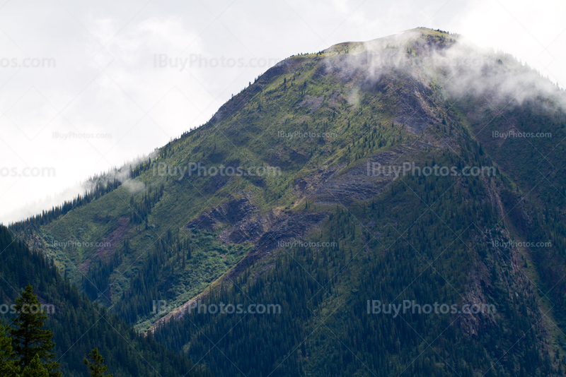 Montagne avec nuages dans le parc du Mont Robson