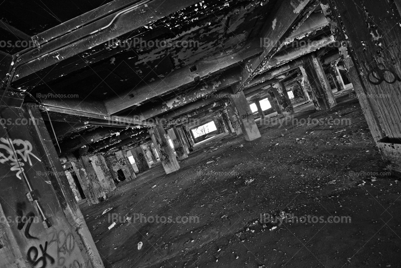 Piliers de soutien dans parking abandonné, photo noir et blanc