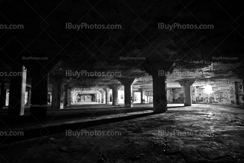 Parking sous-terrain avec piliers, vue perspective en noir et blanc