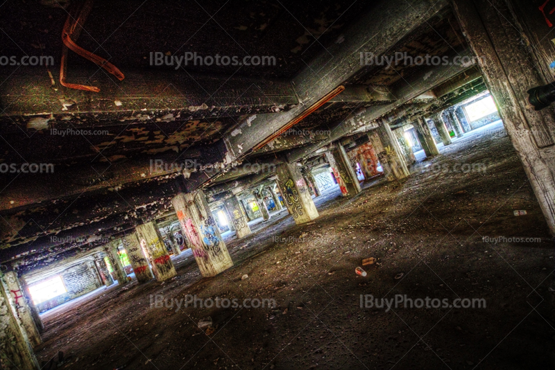 Parking abandonné avec des graffiti sur piliers en photo HDR