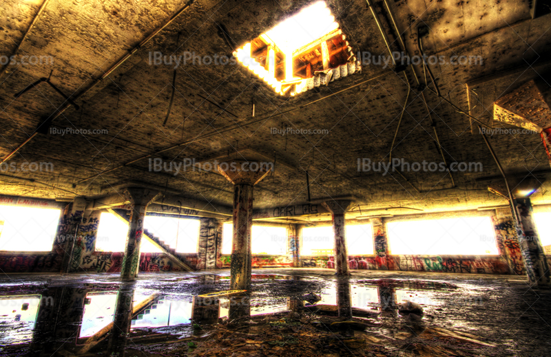 Photo HDR de parking avec trou dans plafond et reflet dans eau