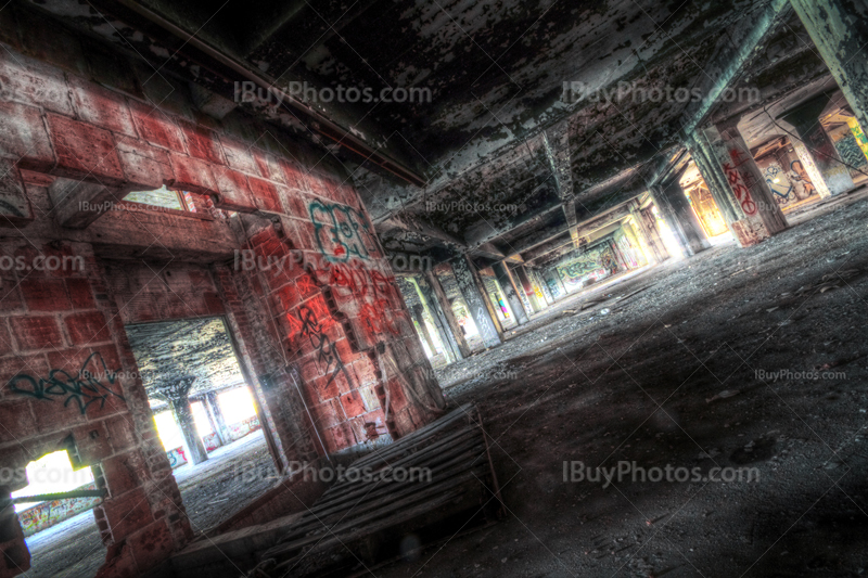 Parking abandonné avec murs de briques, porte et ouvertures, photo HDR