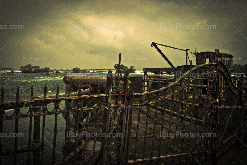 Port désaffecté avec structure en métal sur photo colorée