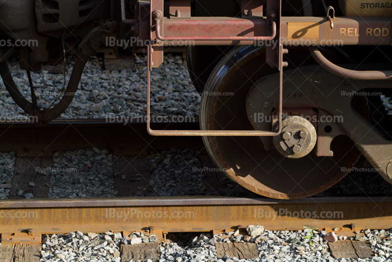 Roue de wagon sur les rails avec de la rouille