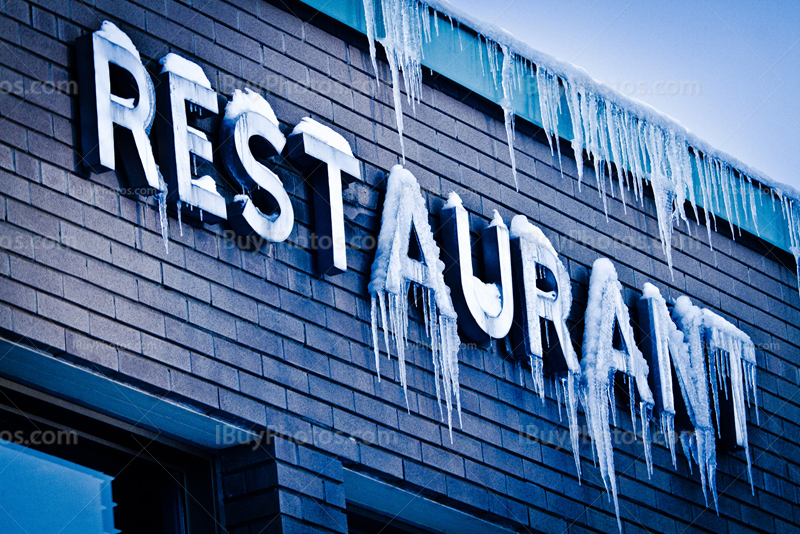 Enseigne de restaurant gelée avec stalactites