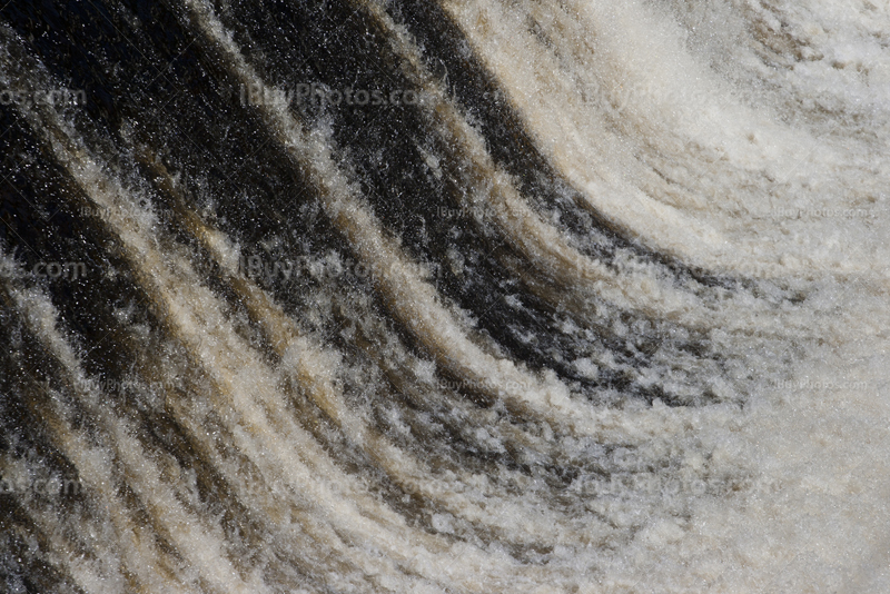 Chute d'eau en rivière avec du courant