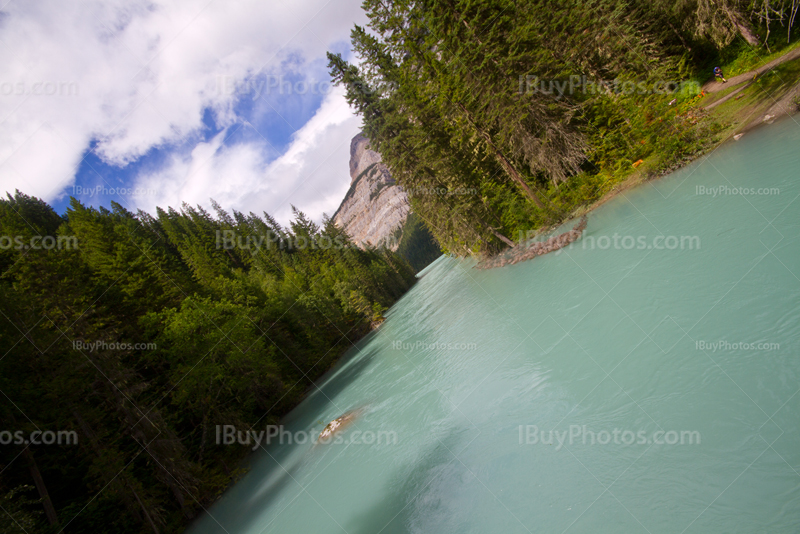 Rivière Robson en Colombie Britannique, eau bleue et arbres