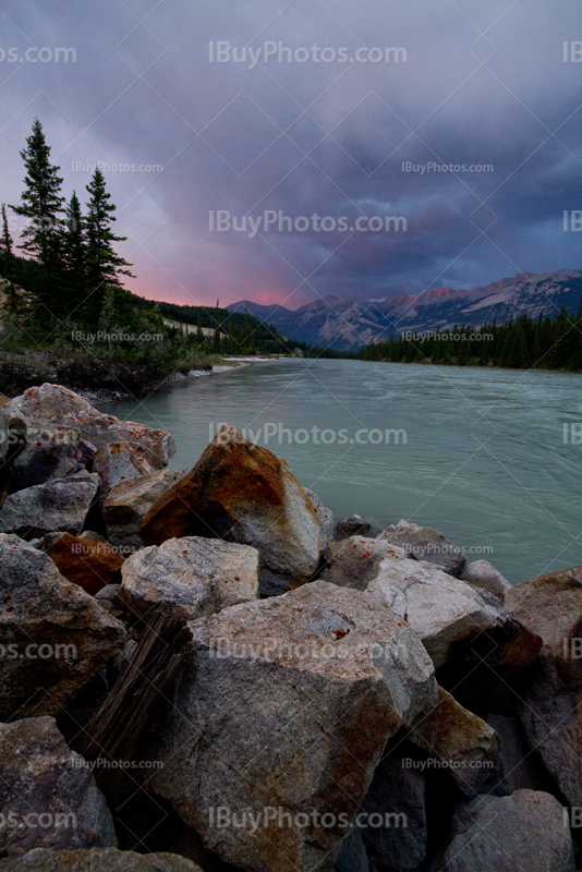 Coucher de soleil sur rivière Athabasca dans le parc de Jasper