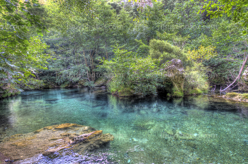 Rivière de la Vis aux eaux turquoise, entourée d'arbres et buissons sur photo HDR