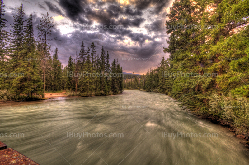 Rivière Maligne au coucher de soleil dans parc Jasper, Alberta et Montagnes Rocheuses, photo HDR