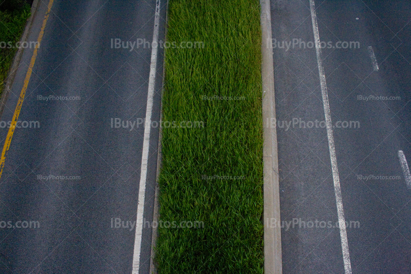 Autoroute avec terre-plein central avec herbe et marquage au sol