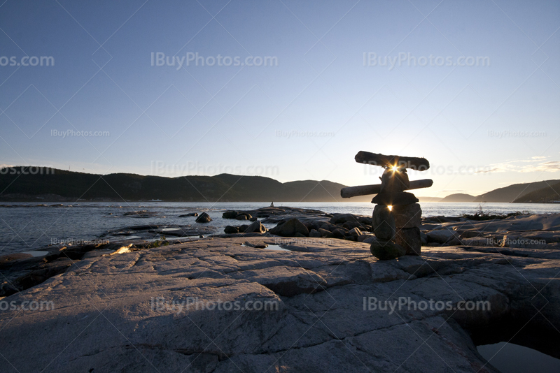 Inuksuk dans baie de Tadousac, Québec, coucher de soleil sur le Saint Laurent